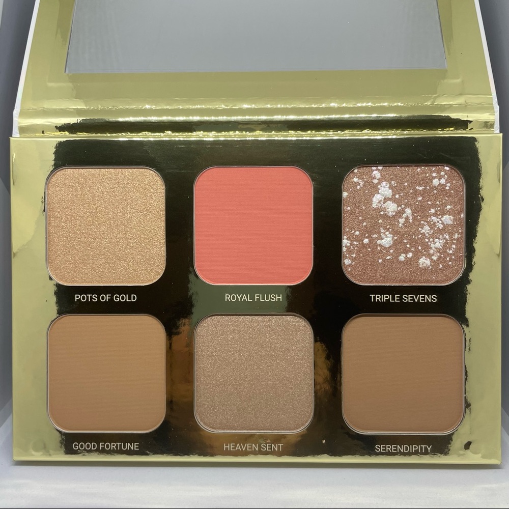 True + Luscious Lucky Glow Palette